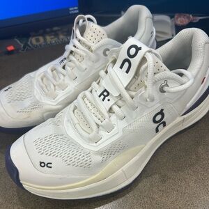 ON CloudWomen's White Sneakers in excellent condition like new without box.